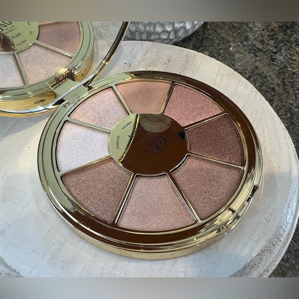 RARE and Sought After Tarte Rainforest of the Sea Volume III Eyeshadow Palette - Picture 6 of 7